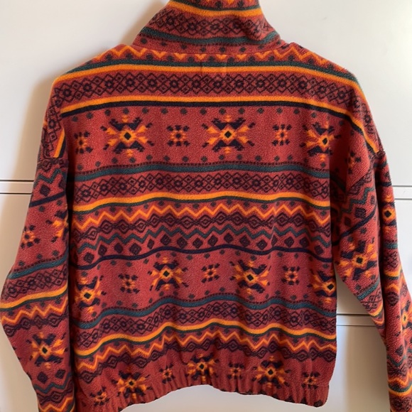 Patterned Cropped-Top - Picture 2 of 3